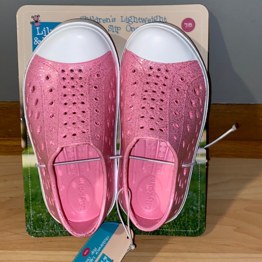 BRAND NEW GIRLS LIGHT WEIGHT SLIP ONS SIZE 7/8! NWT. SMOKE FREE HOME - Picture 1 of 3